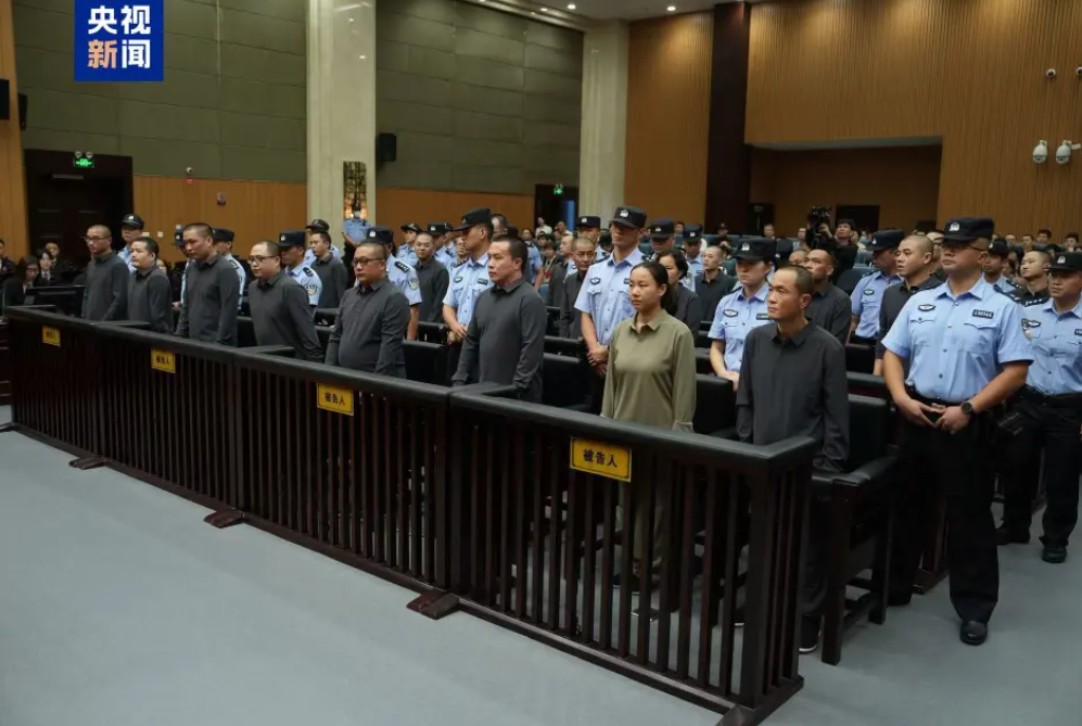 <div style='width:400px; height:20px; overflow:hidden;'><a href='http://duoxiannews.com/article.php?id=5581' target='_blank'>明家犯罪集团案一审宣判：明国平等11人被判死刑、5人死缓</a></div>